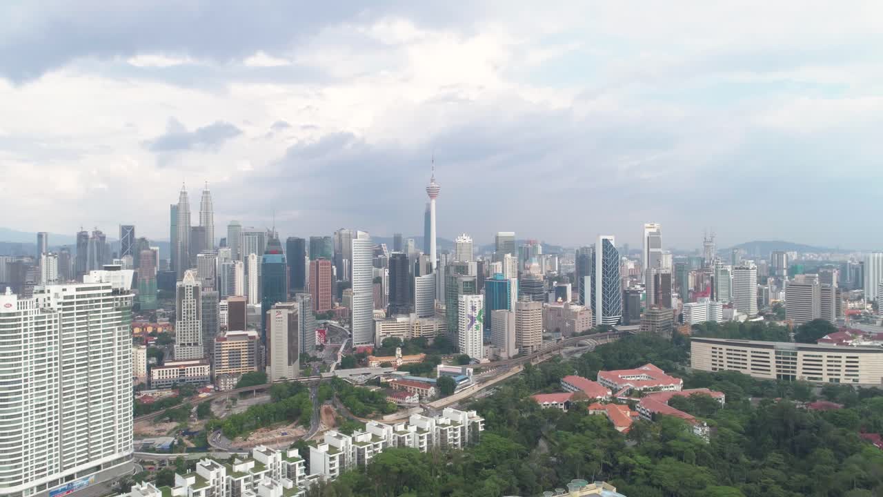 Veduta aerea del famoso skyline di Kuala Lumpur, capitale della Malesia.