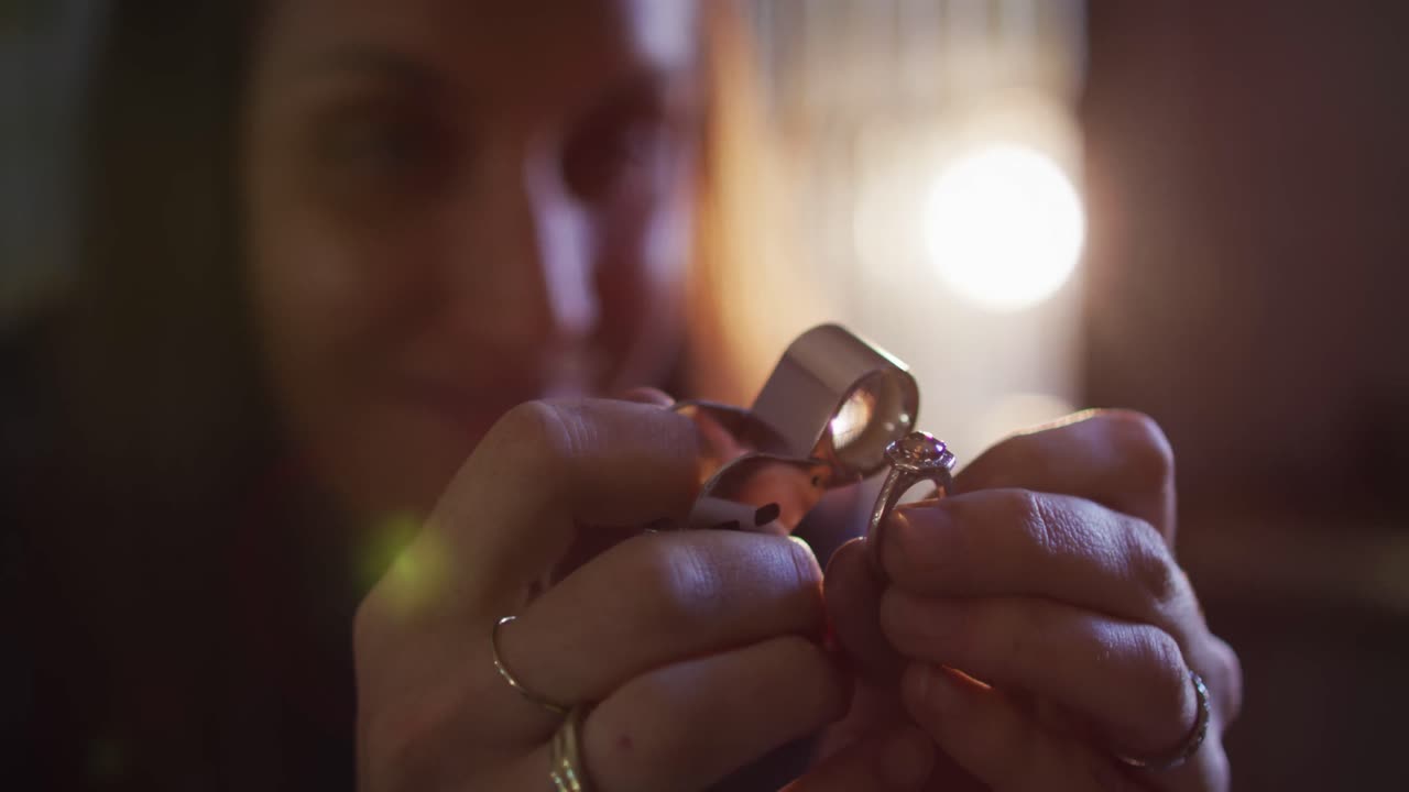 primer plano de una joyera caucásica comprobando la calidad de las joyas en el taller