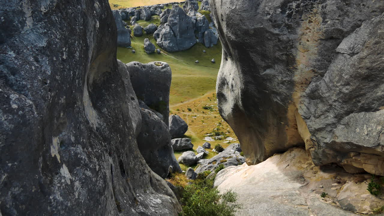 tiro inclinado que muestra muchas rocas grandes en campos verdes durante el día soleado