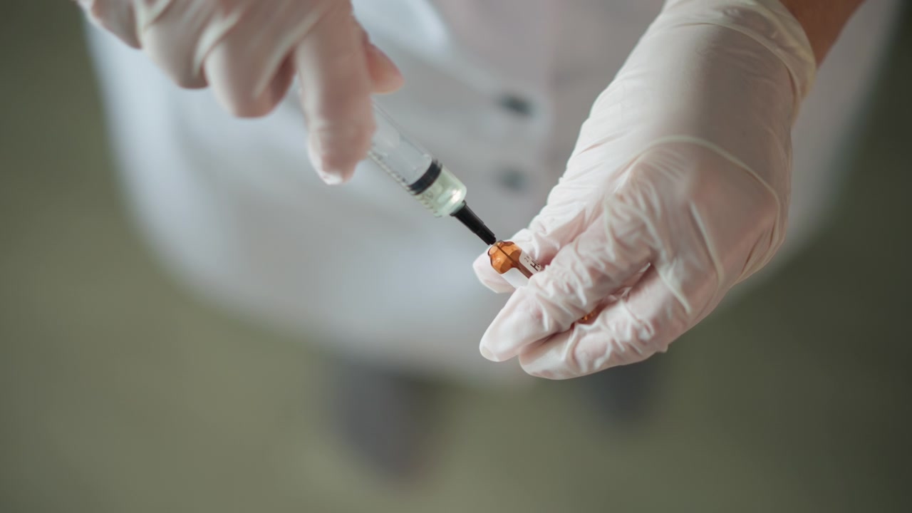 Meticulous injection readiness achieved. Thoroughly prepared nurse guarantees safe home injection administration. Nurse meticulously arranges injection to ensure safe and effective home treatment