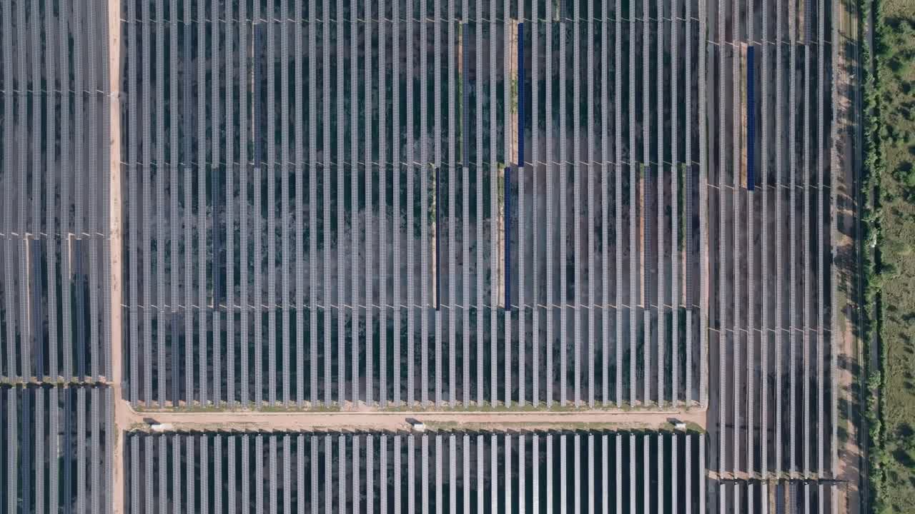 una fotografía de un parque fotovoltaico con paneles solares en cumayasa, la romana, república dominicana
