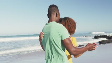 Pareja-Afroamericana-Bailando-Junto-Al-Mar