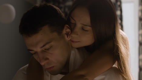 pareja abrazándose