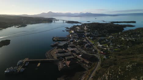 Hochgelegene-Annäherung-An-Kyle-Of-Lochalsh-Mit-Skye-Bridge-Und-Cuillin-Mountains-Im-Schottischen-Hochland