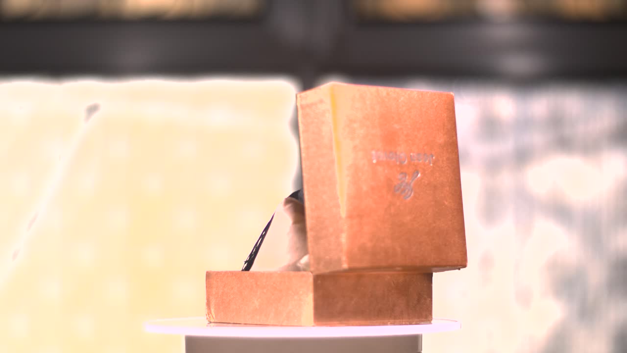 rosario de gemas negras giratorio dentro de la pantalla de la caja abierta