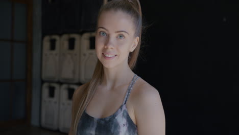 mujer sonriente en el gimnasio
