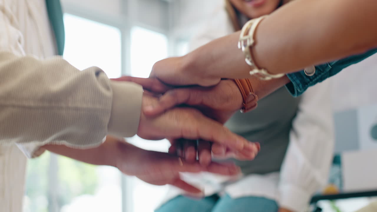 gente de negocios, manos o pilas de agolpamiento en el trabajo en equipo