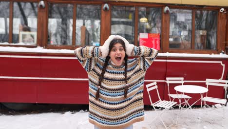 una mujer joven experimentando la diversión del invierno.