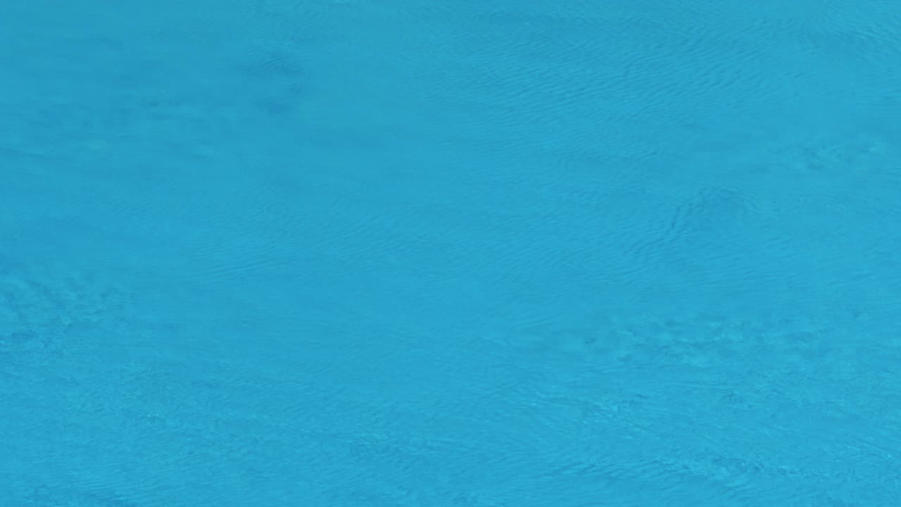 superficie de agua en la piscina con gotas de lluvia