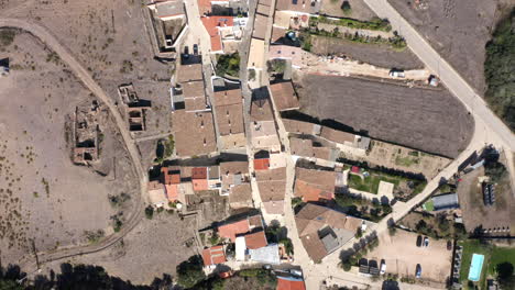 vuelo aéreo de drones vista de arriba hacia abajo de la ciudad en aljezur, algarve, portugal