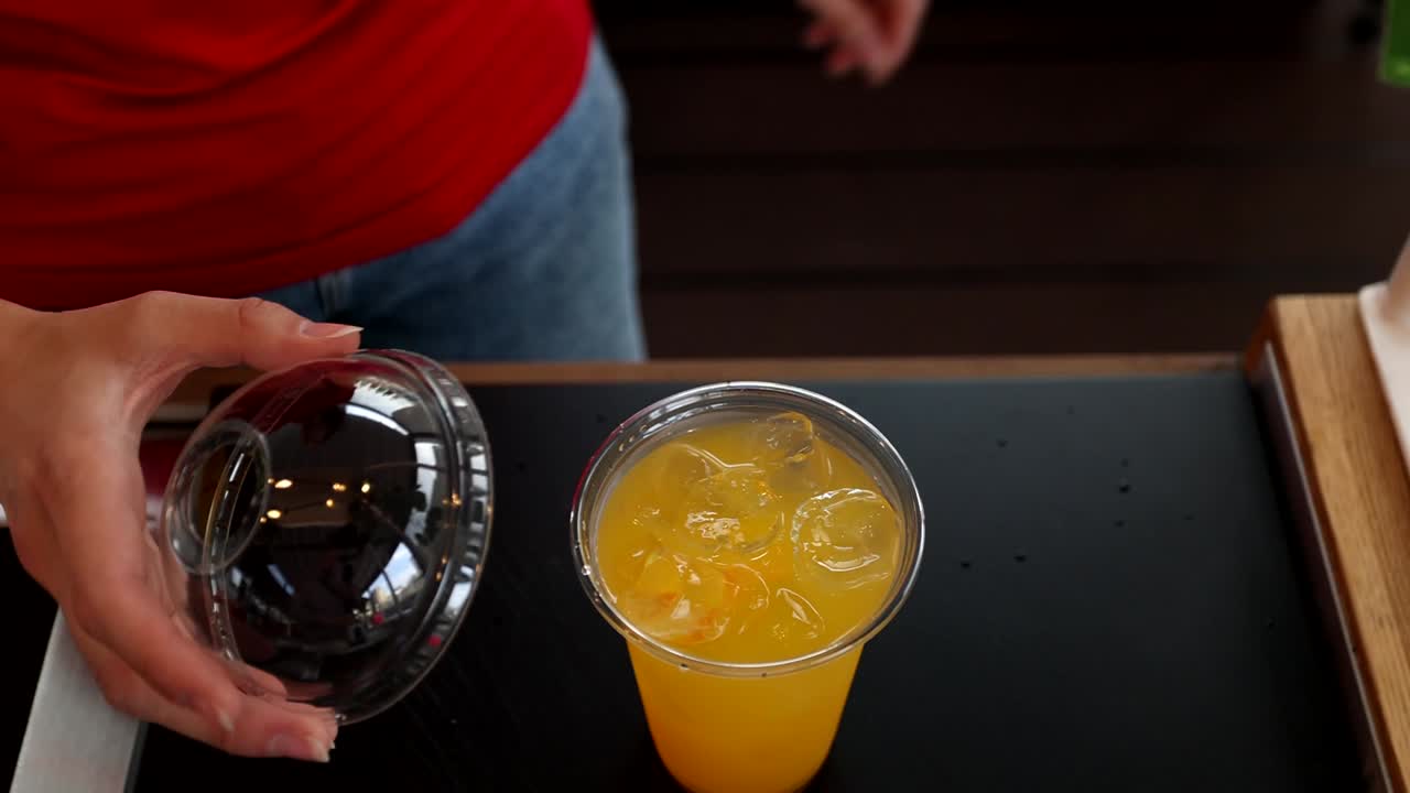 오렌지 주스 한 잔 을 들고 있는 여자