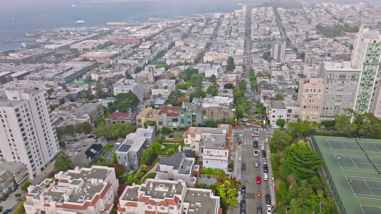Cars driving down the winding road of Lombard Street