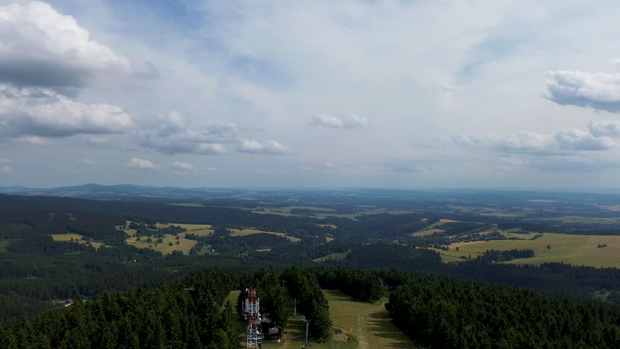 lapso de tiempo mientras bajaba por las montañas con una vista de la estación de esquí y otras montañas y valles en el horizonte