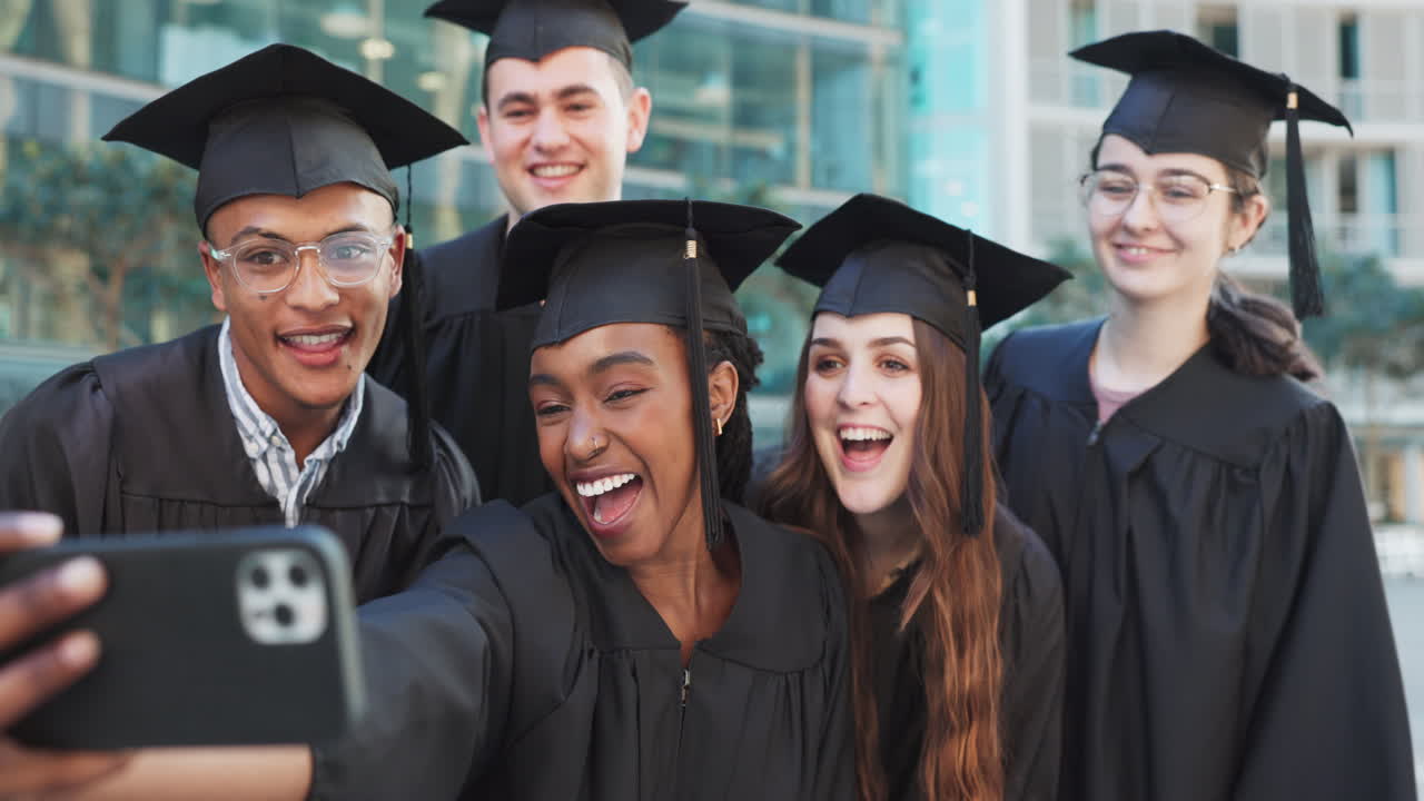 selfie de graduados, grupos y estudiantes en la universidad