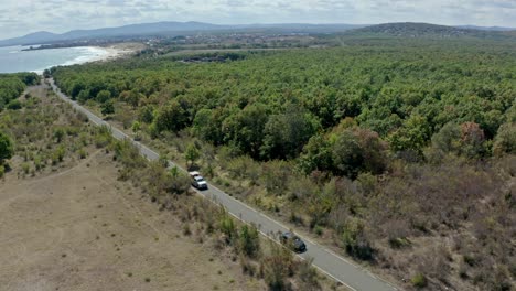 Luftaufnahme-Von-Zwei-Autos-Auf-Der-Küstenstraße-Des-Schwarzen-Meeres-Im-Rhodopengebirge-Im-Sommer