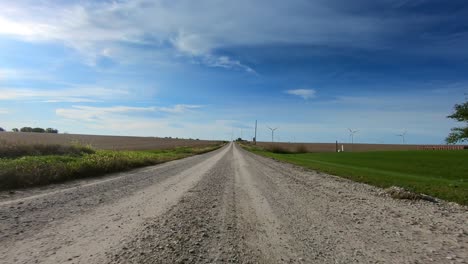 Doble-Tiempo,-Imágenes-De-Punto-De-Vista-Mientras-Conduce-Por-Un-Camino-De-Grava-En-La-Zona-Rural-De-Iowa