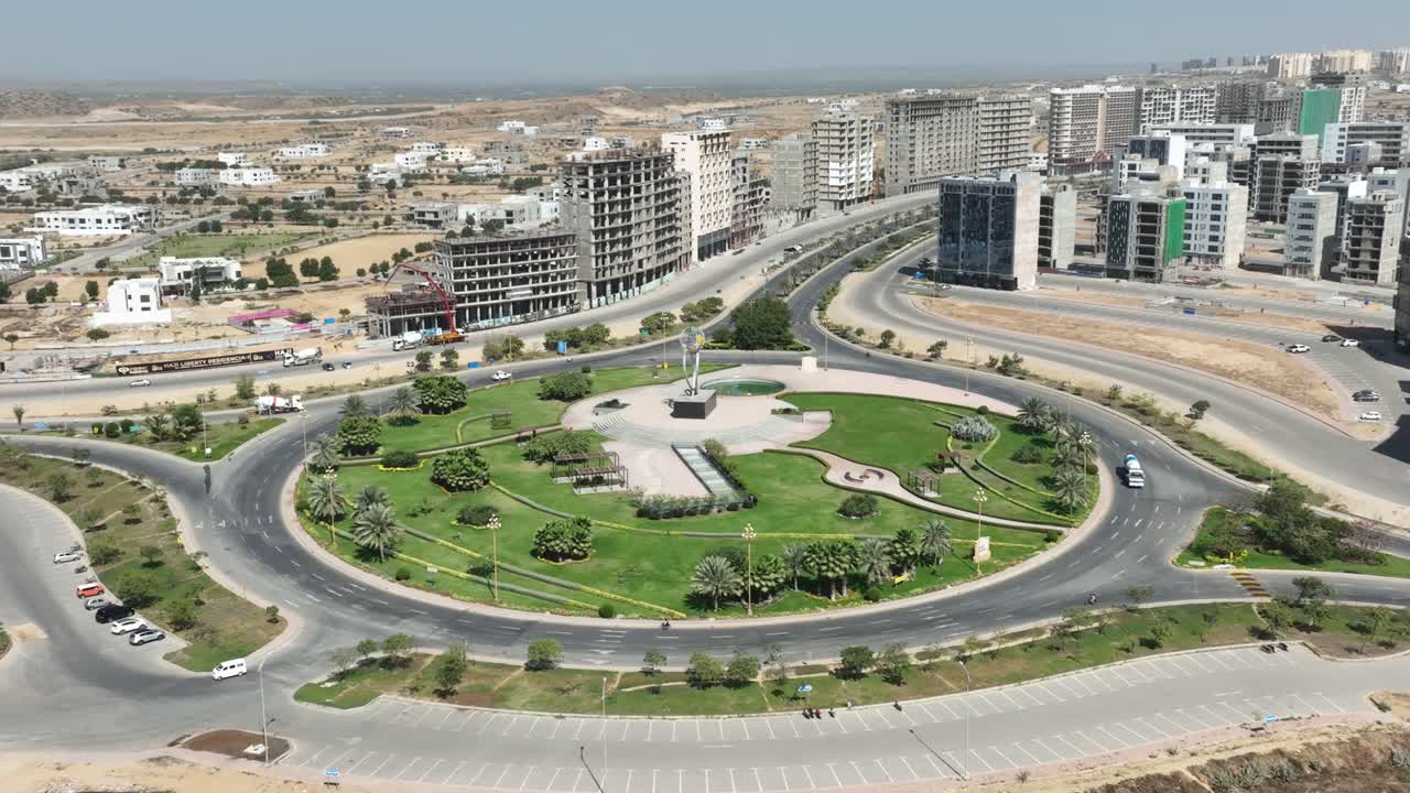vista aérea de la rotonda de la plaza sindh en la ciudad de bahria, karachi