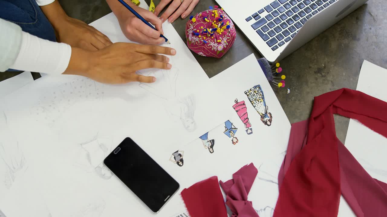 diseñadores de moda discutiendo en bocetos 4k