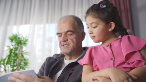 Nieta-Pasa-Tiempo-Con-Sus-Abuelos.