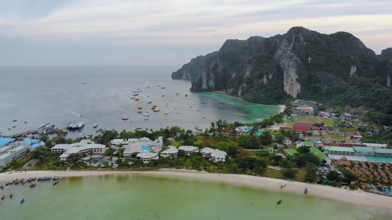 태국 푸켓의 열대 해변에 있는 좁은 땅에 있는 리조트의 공중 촬영