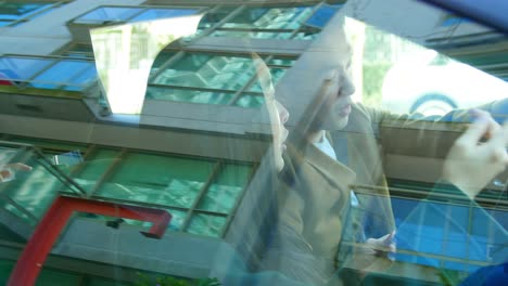 pareja interactuando en el coche 4k