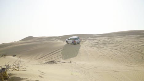 Land-Cruiser-Conduciendo-Sobre-Dunas-De-Arena-En-Los-Emiratos-Árabes-Unidos