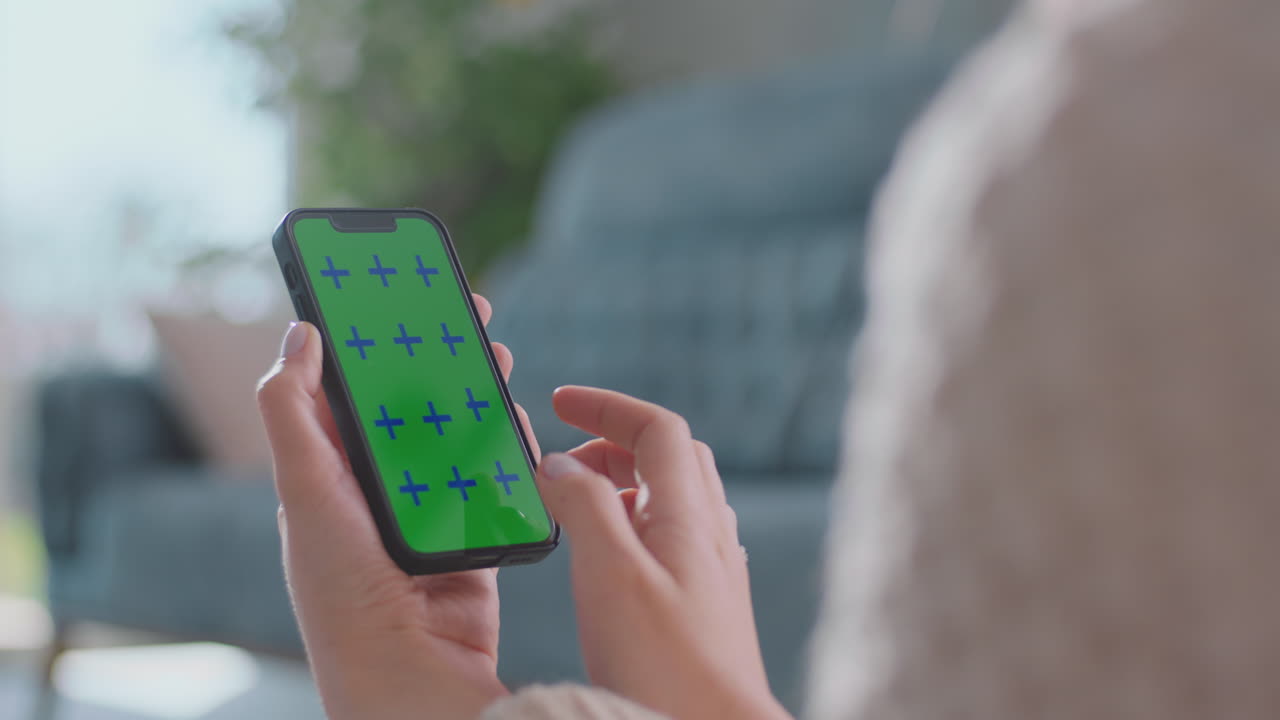 manos femeninas desplazándose móvil