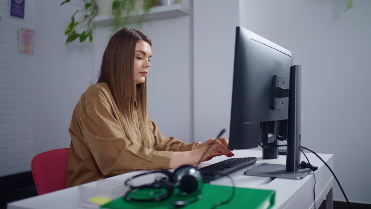 사무실에서 컴퓨터로 일하는 여자