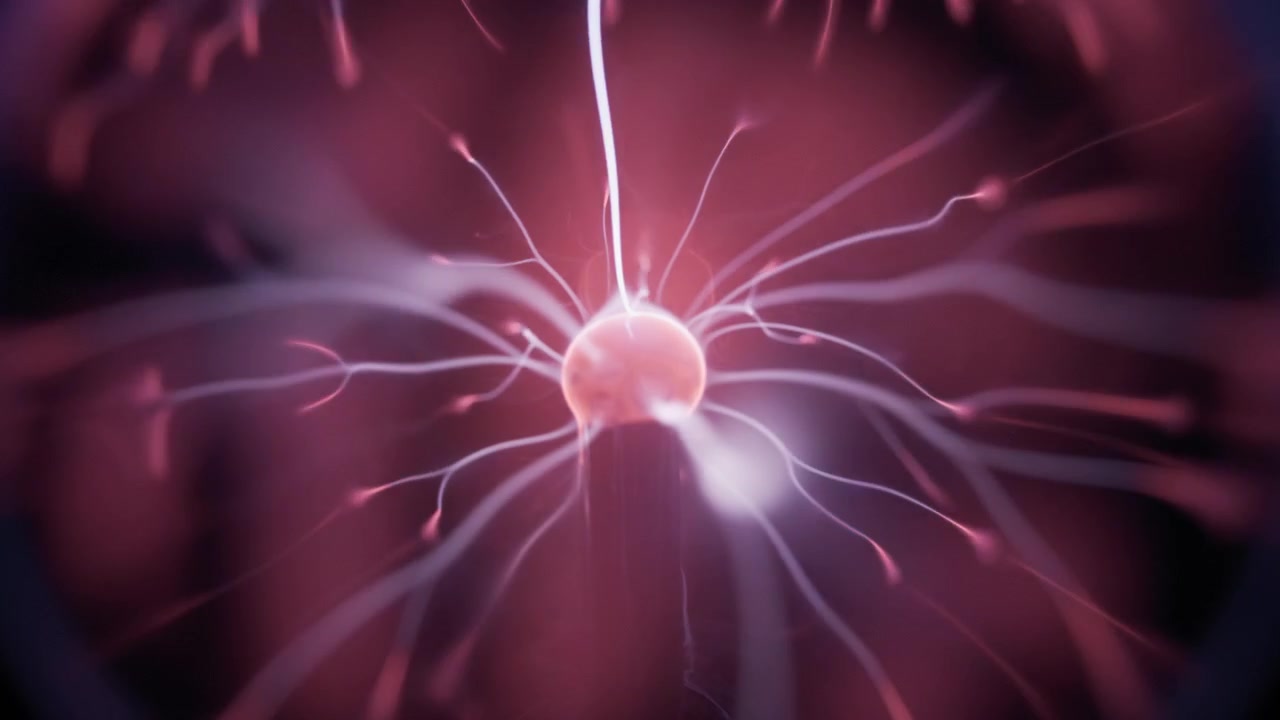 Sfera al plasma elettrica che scarica molteplici raggi di energia rossi e bianchi