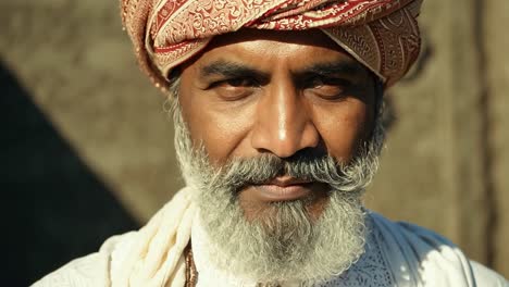 retrato de un hombre indio con un turbante y barba