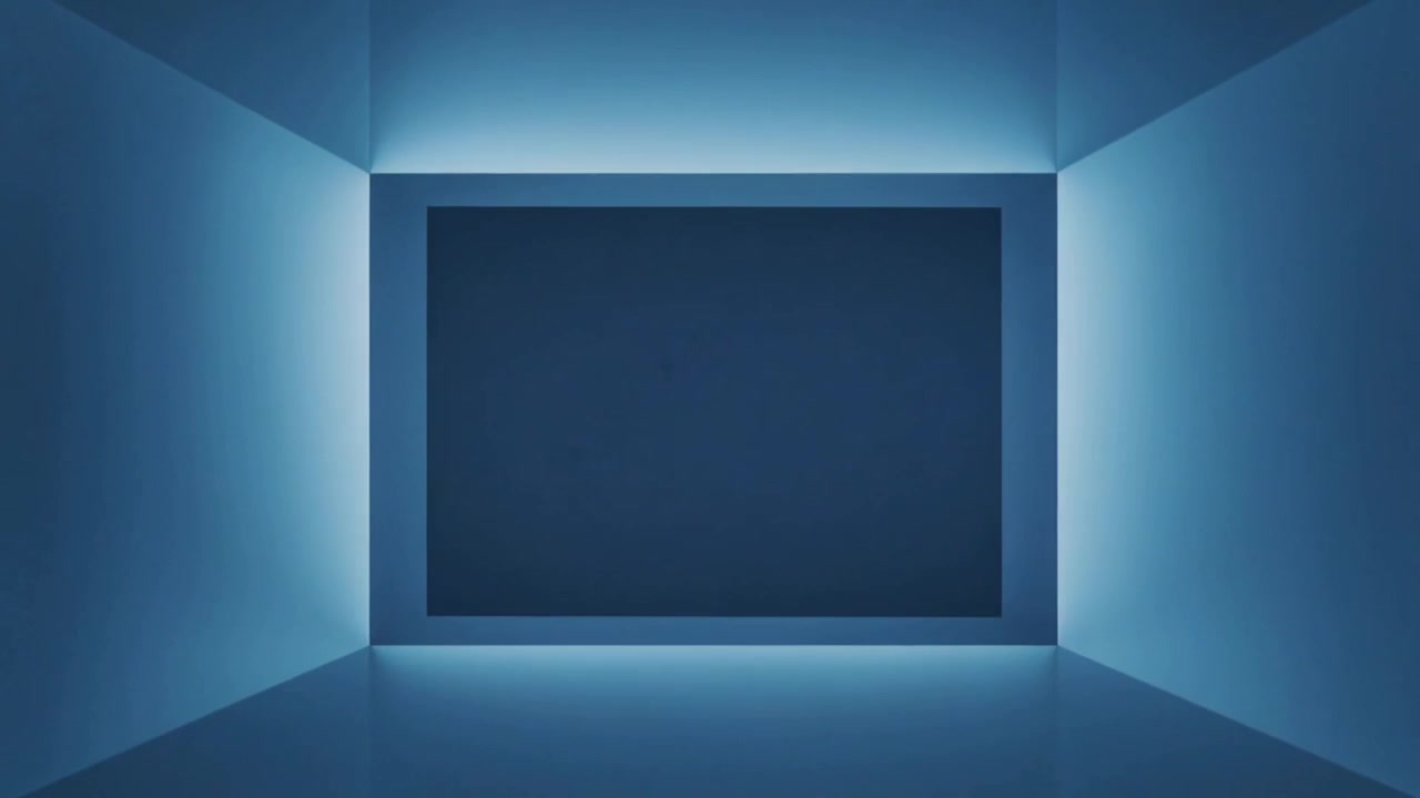 Pannello incassato che si attenua con luci perimetrali che si spengono in un'alcova di galleria illuminata di blu, indicando lo spegnimento.