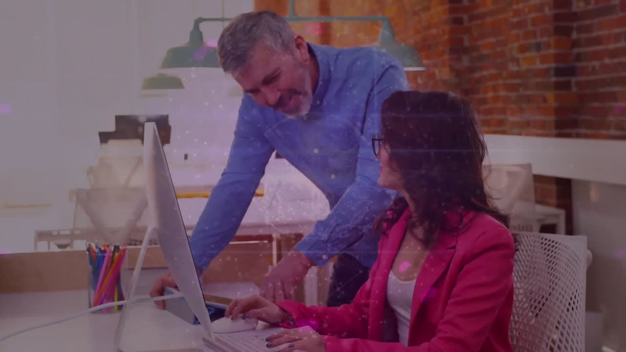 animación de una red de perfiles sobre hombres y mujeres diversos discutiendo en una computadora en la oficina