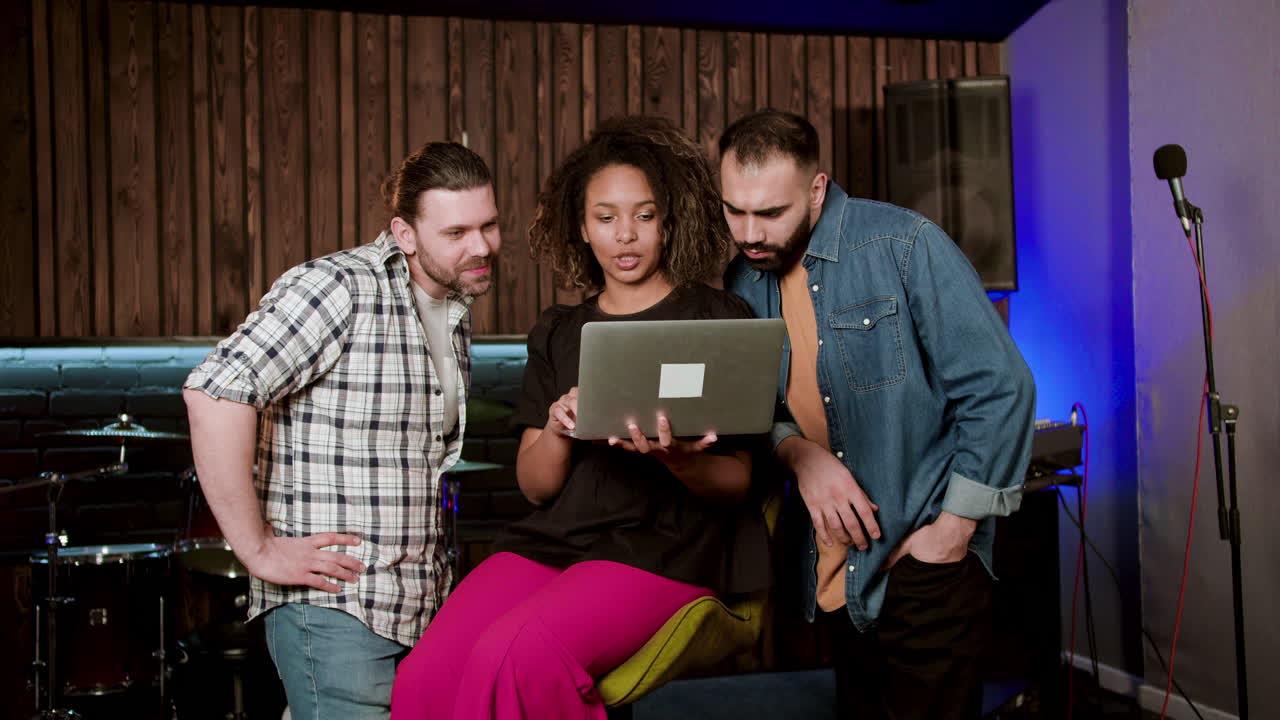 grupo musical en el estudio