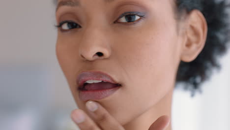 retrato de una hermosa mujer afroamericana mirándose en el espejo con una piel perfecta disfrutando de su tez natural preparándose en casa