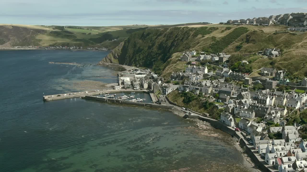 вид с воздуха на садстаун на побережье абердиншира в летний день