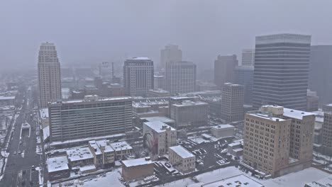 Misty-Salt-Lake-City-Skyline-En-Un-Día-Nevado-De-Invierno,-Utah