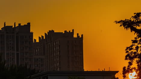 Espejo-Aéreo-Paisaje-Atmosférico-Ciudad-Verano-Del-Horizonte-Y-Moderno-Edificio-De-Rascacielos-Emblemáticos-Con-Flujo-De-Tráfico-En-El-Set