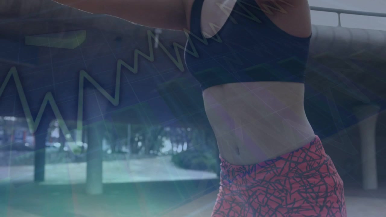 Atleta donna che si alza da uno squat profondo in un sottopassaggio, con sovrapposizione ECG che traccia ripetizioni e forma fisica