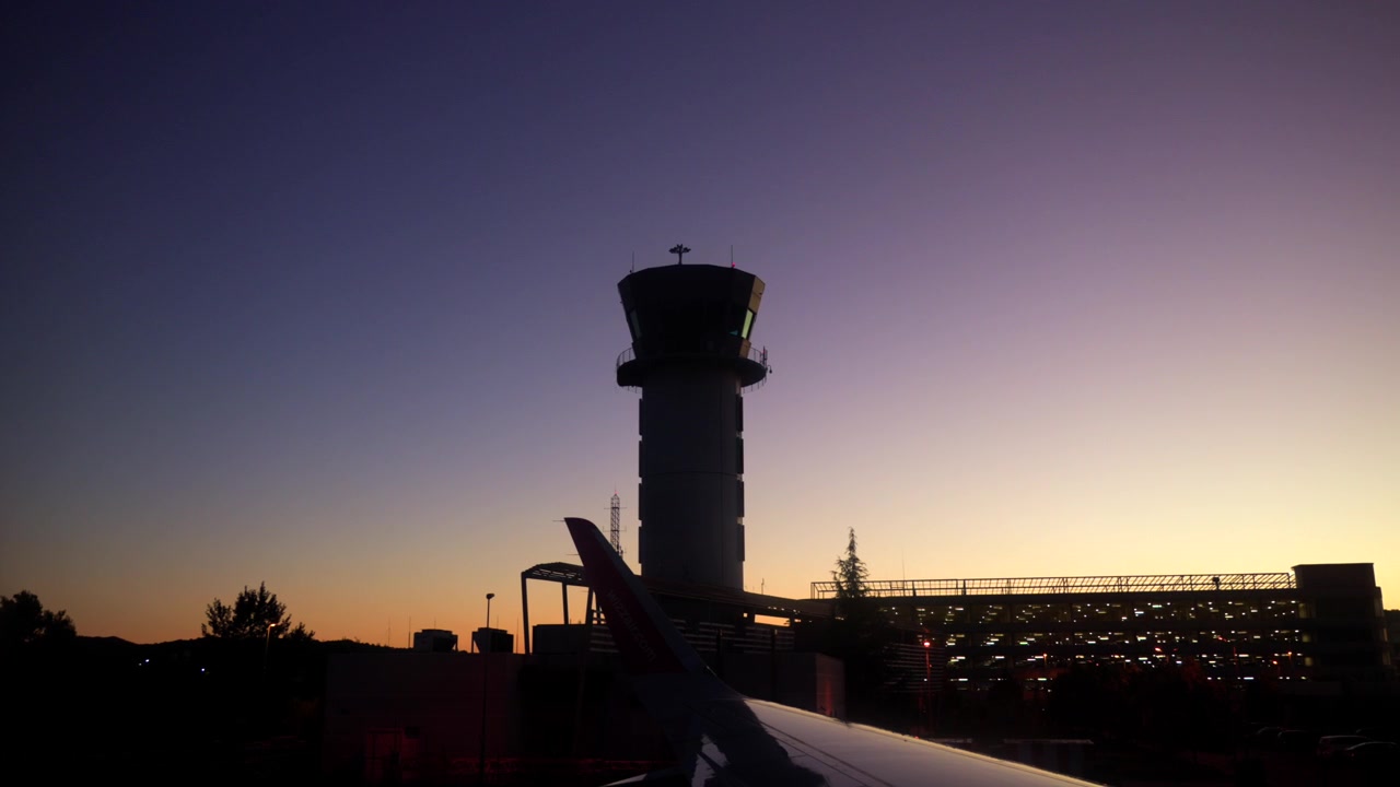 Torre di controllo del traffico aereo (ATC) all'aeroporto di Tirana, capitale dell'Albania, al tramonto