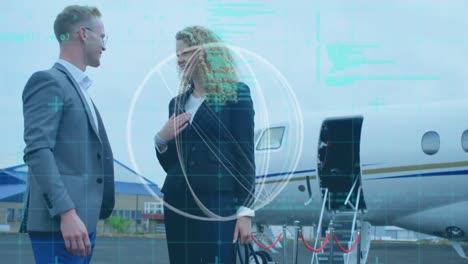forma abstracta y procesamiento de datos sobre hombre de negocios y mujer de negocios hablando en la pista del aeropuerto