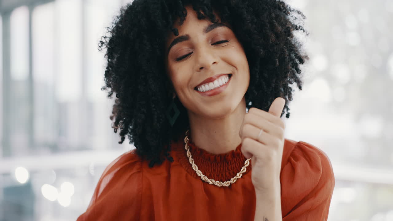 feliz, oficina y mujer negra pulgares hacia arriba