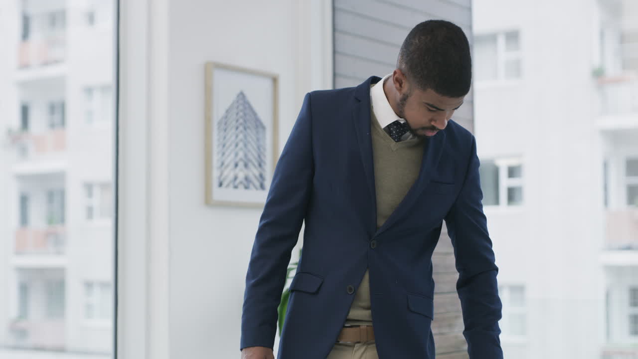 un joven hombre de negocios usando una computadora portátil