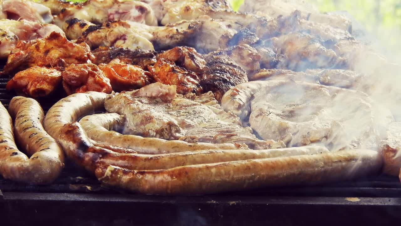 Salsiccia alla griglia sulla griglia infuocata.