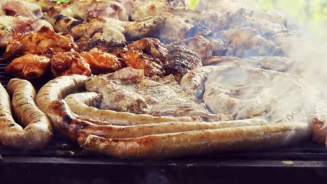 Salchicha-A-La-Parrilla-En-La-Parrilla-En-Llamas