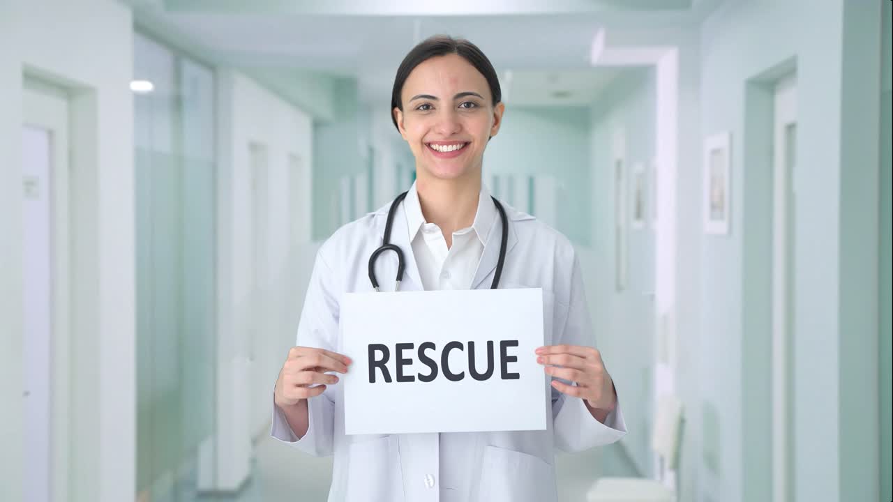 doctora india feliz sosteniendo una pancarta de rescate