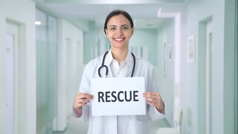 doctora india feliz sosteniendo una pancarta de rescate