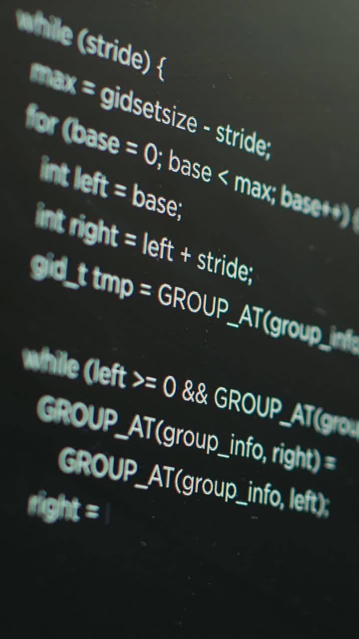 Vertikal video. Ekstremt nærbillede af kodelinjer vist på computerskærme