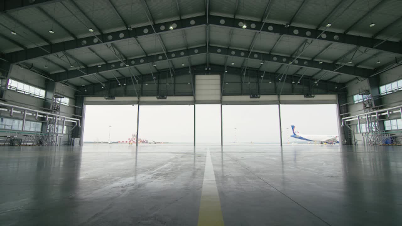 hangar de aviones vacío en el aeropuerto