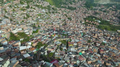 casas residenciales abarrotadas y pobladas en medellín, colombia, aéreas
