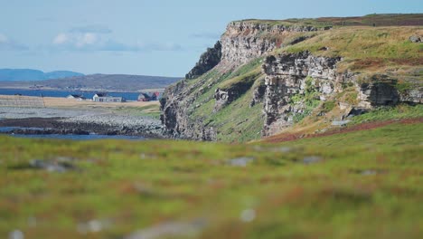 Verdorrte,-Mit-Weichem-Gras-Bedeckte-Klippen-Ragen-über-Die-Küste